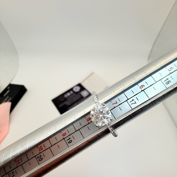 1ct.tw Dainty Moissanite Ring. Size 7.5 . - Picture 2 of 10